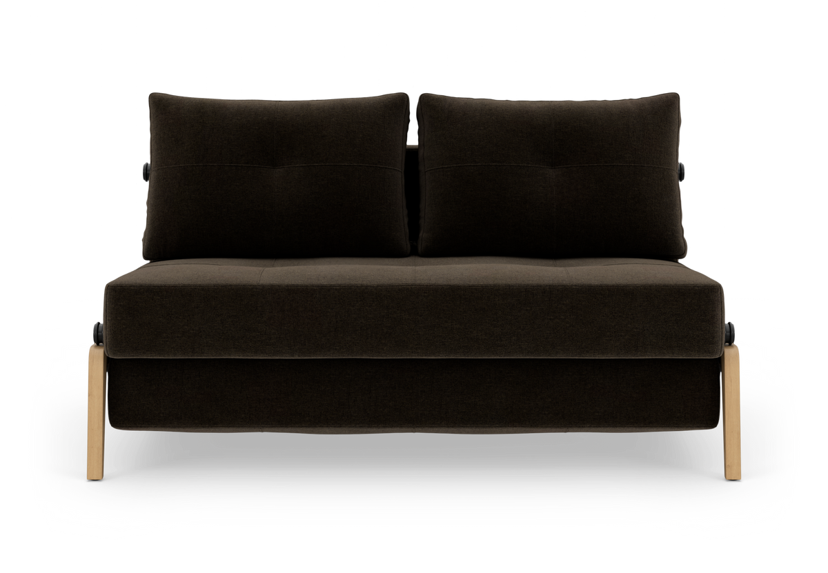 Mørkebrun 2-personers sofa med to løse ryghynder og lyse træben, set forfra.
