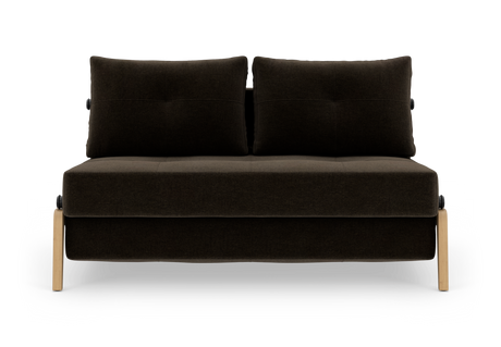 Mørkebrun 2-personers sofa med to løse ryghynder og lyse træben, set forfra.