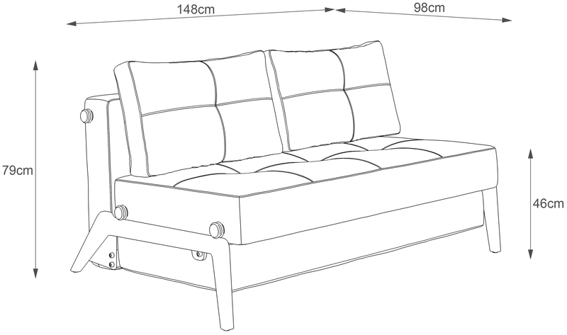 Lys stue med lys grå sofa, neutrale puder, rundt sort sofabord, neutral tæppe, flydende hylder med vaser og planter, store gardiner og blødt dagslys.
