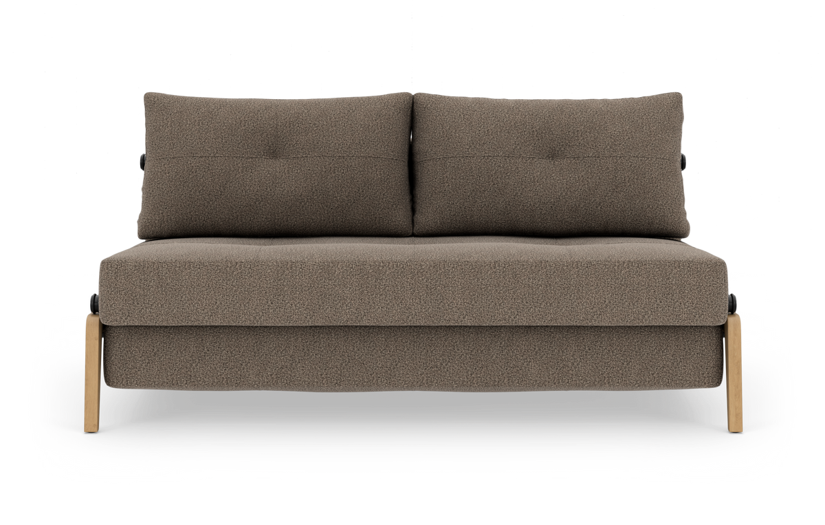 Brun tosædet sofa med træben, fotograferet forfra på hvid baggrund.