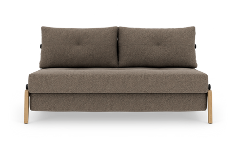 Brun tosædet sofa med træben, fotograferet forfra på hvid baggrund.