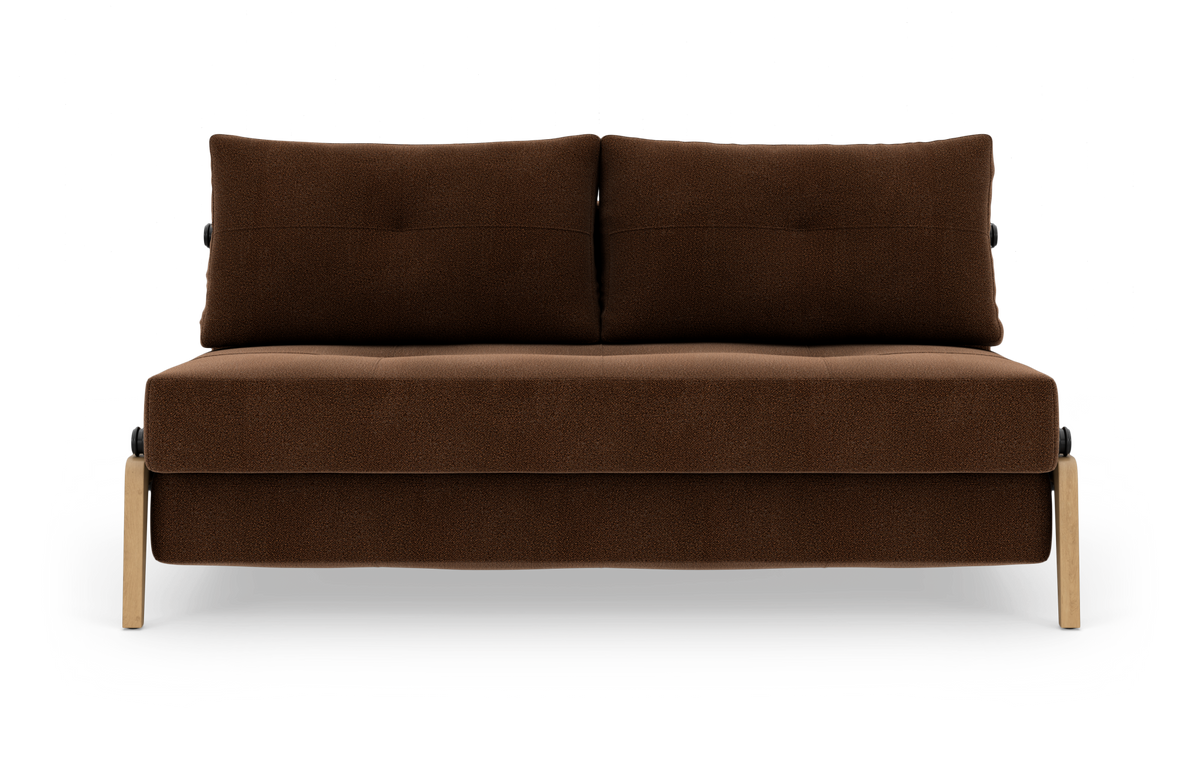 Brun 2-personers sofa med træben set lige forfra, frilagt mod hvid baggrund.