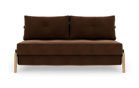 Brun 2-personers sofa med træben set lige forfra, frilagt mod hvid baggrund.