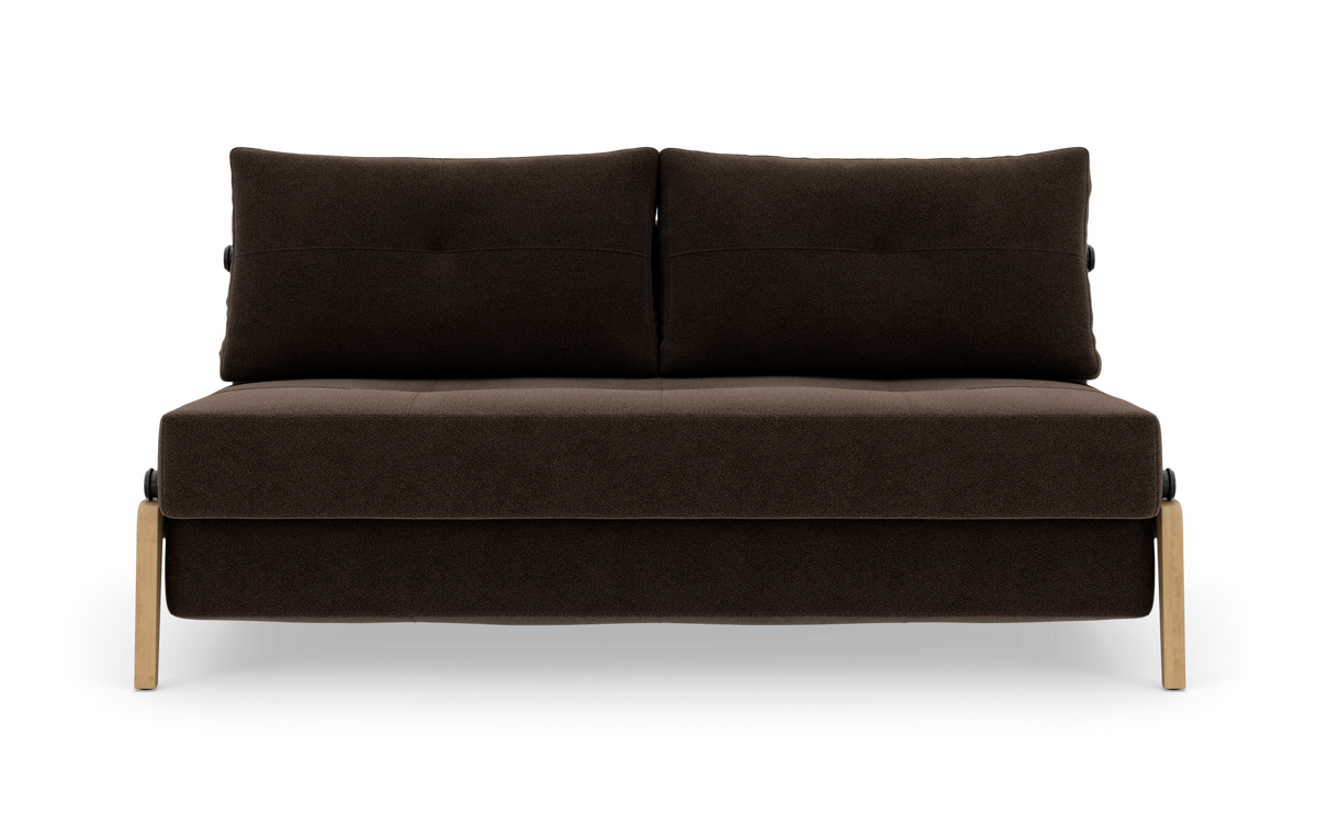 Mørkebrun 2-personers sofa med to ryghynder og lyse træben, set forfra mod hvid studiobaggrund.
