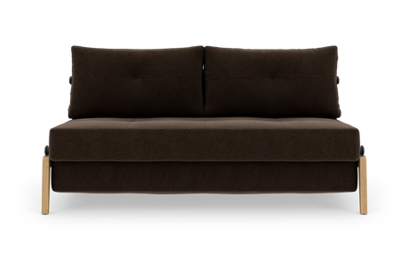 Mørkebrun 2-personers sofa med to ryghynder og lyse træben, set forfra mod hvid studiobaggrund.