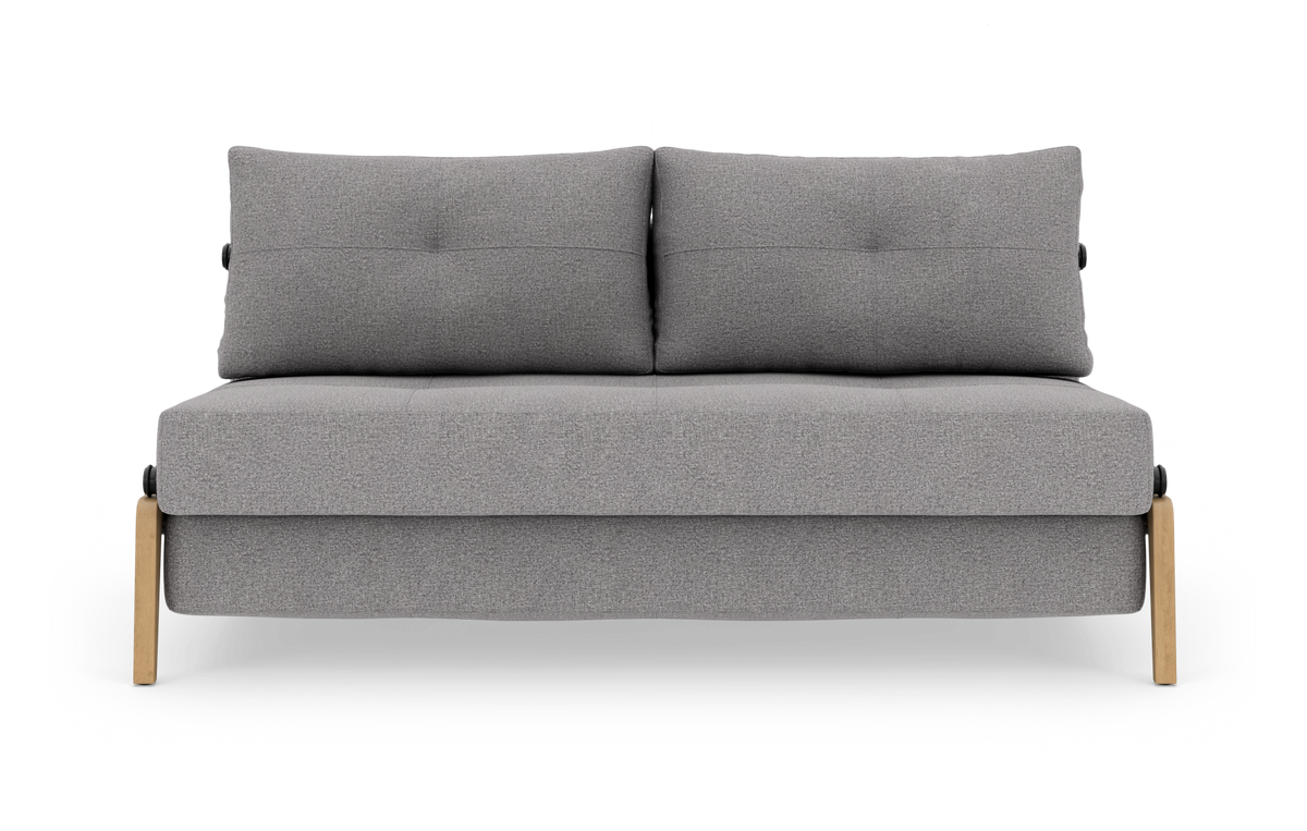 Grå 2-sæders sofa med træben og to ryghynder, frontvisning frilagt på hvid baggrund.