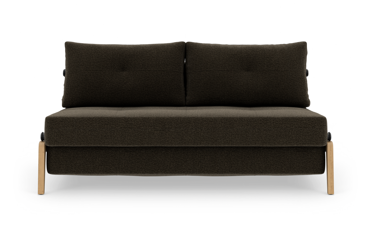 Mørkebrun tosæders sofa med lyse træben, frontvist mod hvid studiebaggrund.
