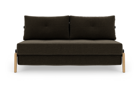 Mørkebrun tosæders sofa med lyse træben, frontvist mod hvid studiebaggrund.