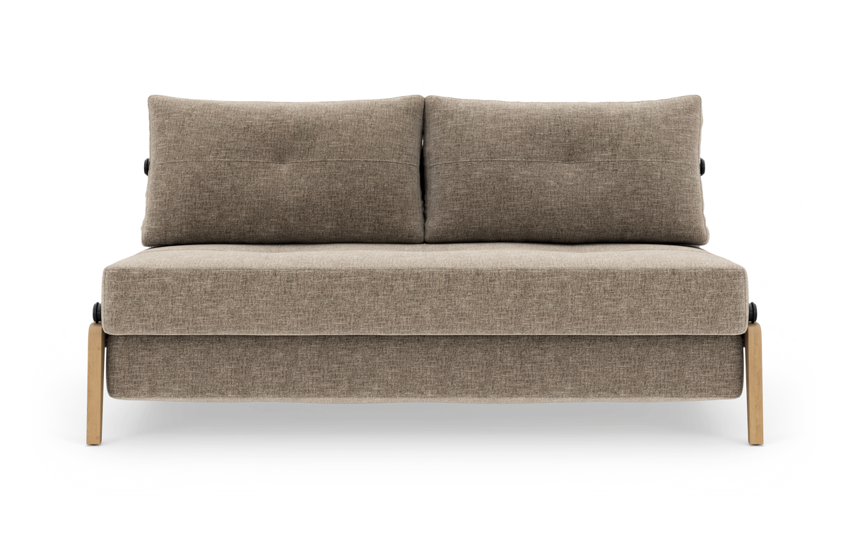 Beige 2-personers sofa i stof med to løse rygpuder og lyse træben, frilagt på hvid baggrund.