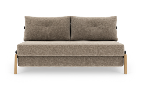 Beige 2-personers sofa i stof med to løse rygpuder og lyse træben, frilagt på hvid baggrund.