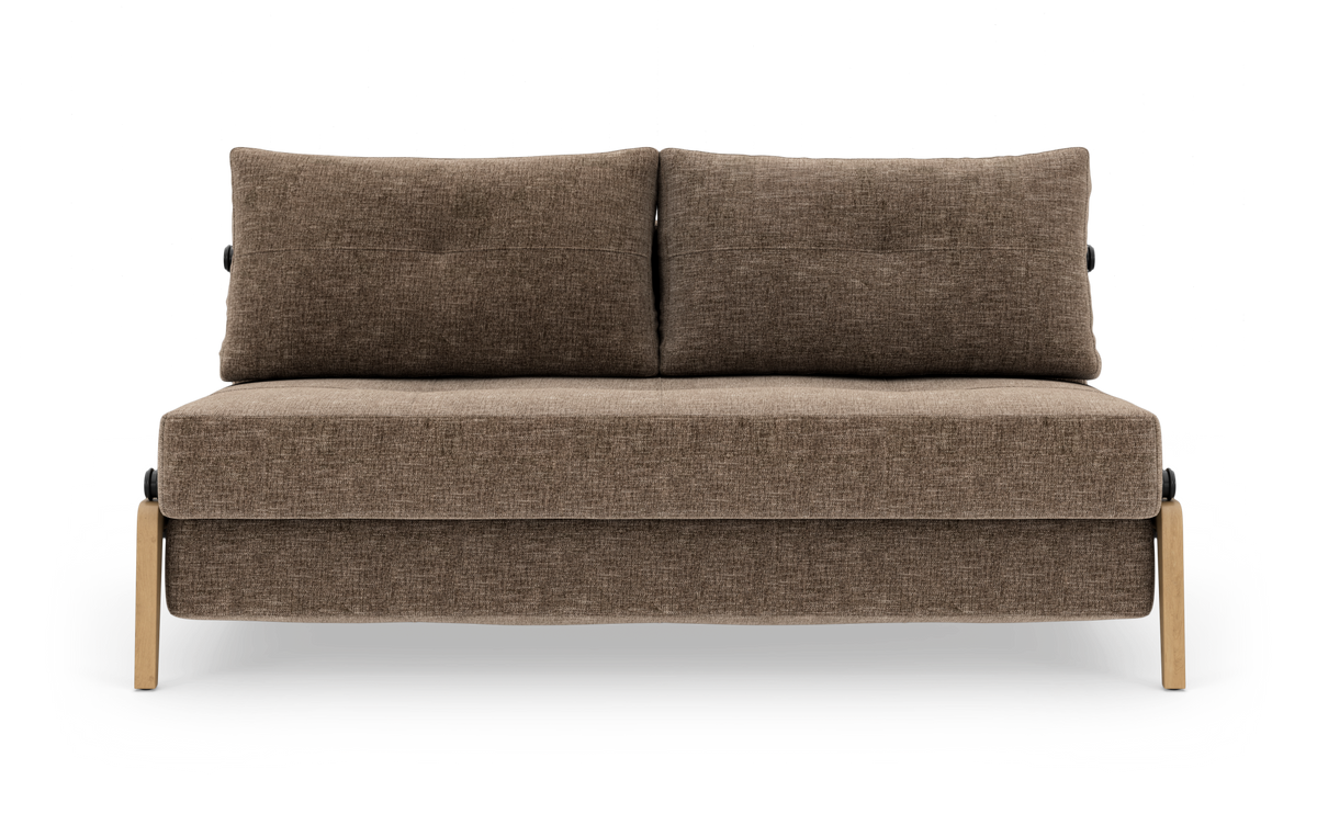 Brun 2-personers sofa med træben set forfra.