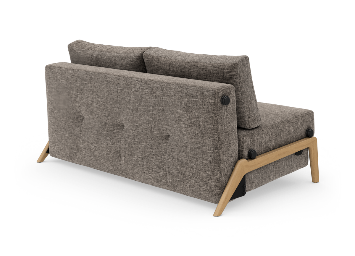 Bagside af 2-personers sofa i gråt stof med træben og synligt træstel, frilagt produktfoto.
