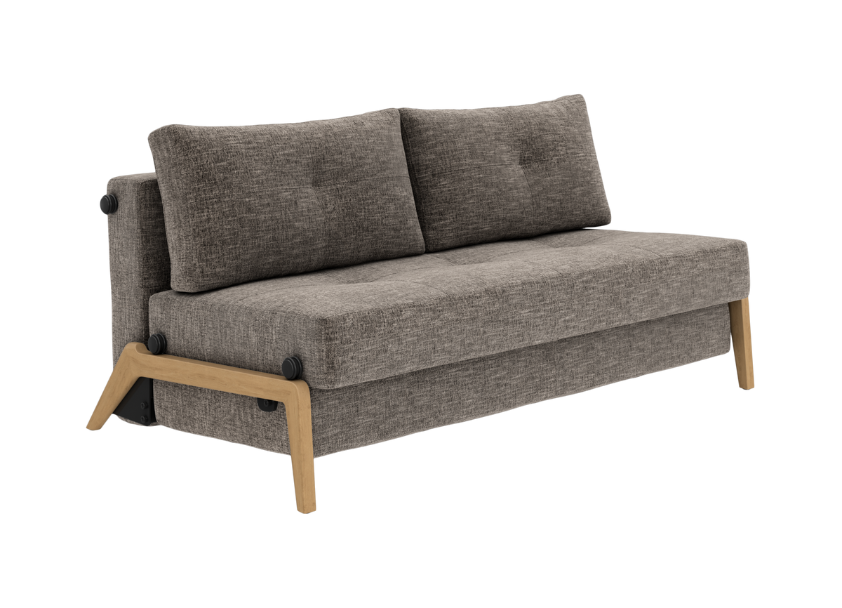 Grå 2-personers sofa i stof med lyse træben, fotograferet skråt forfra.