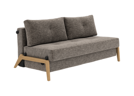 Grå 2-personers sofa i stof med lyse træben, fotograferet skråt forfra.