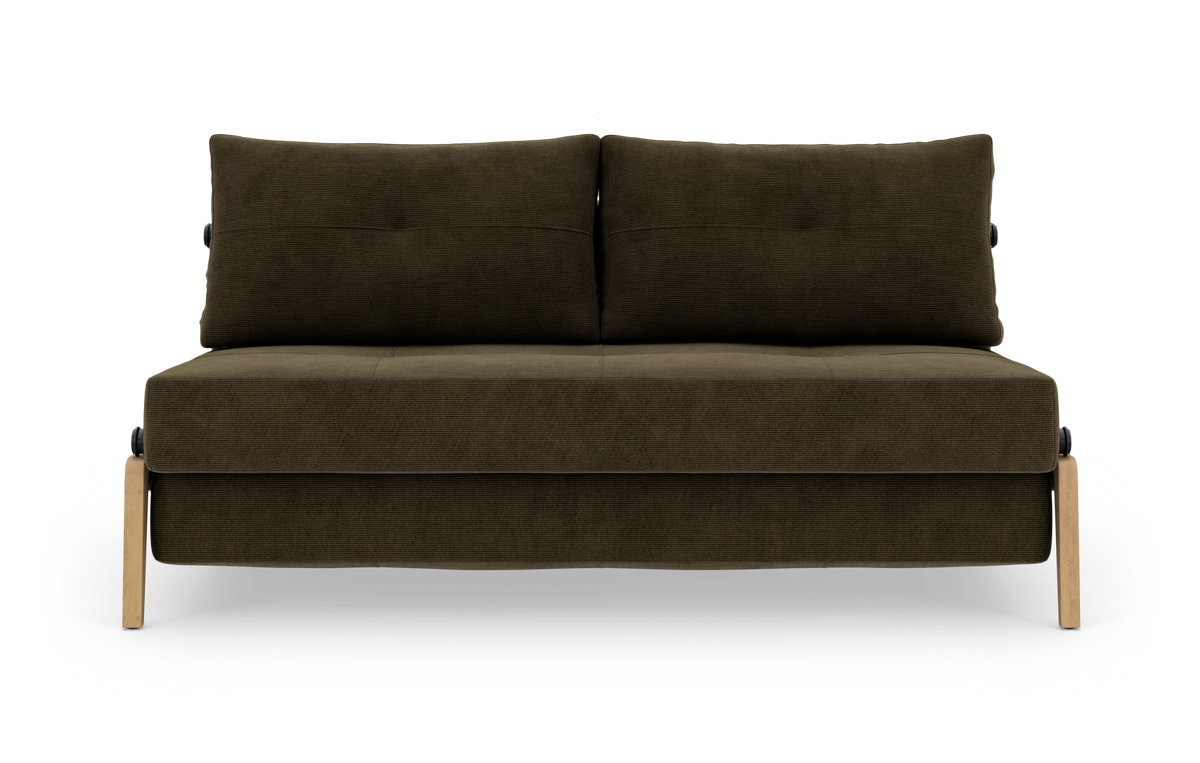 Mørk olivengrøn 2-personers sofa med træben og to store rygpuder, frilagt mod hvid baggrund.