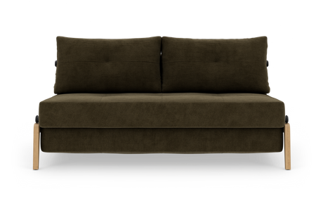 Mørk olivengrøn 2-personers sofa med træben og to store rygpuder, frilagt mod hvid baggrund.