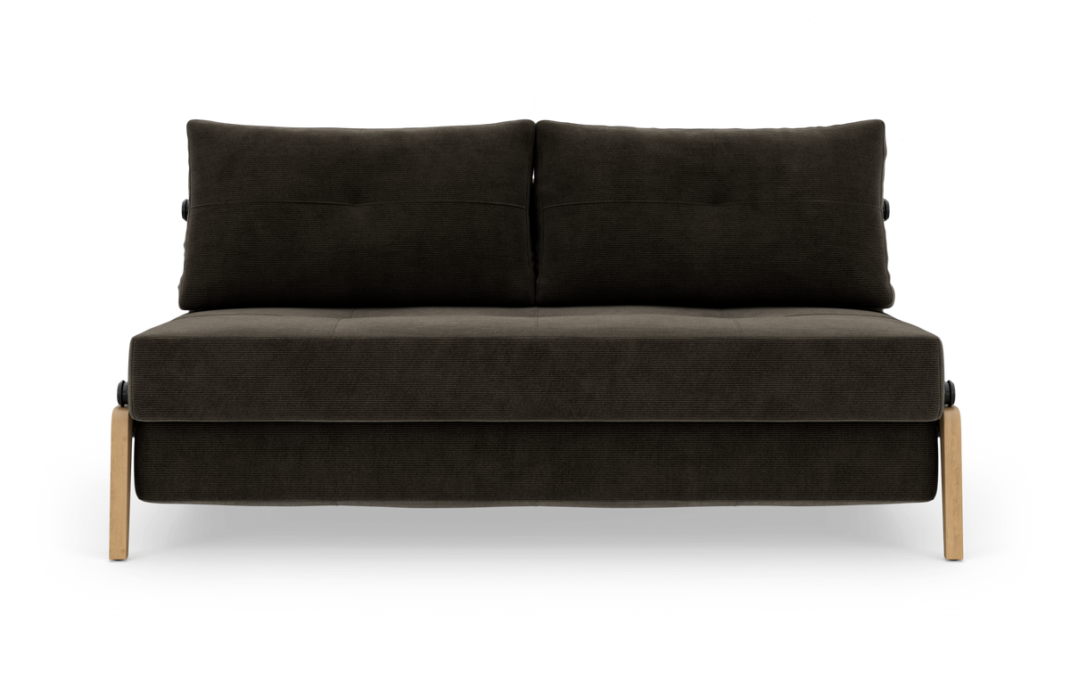Mørkegrå 2-personers sofa med fyldige ryghynder og lyse træben, frilagt på hvid baggrund.