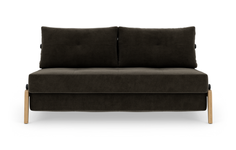 Mørkegrå 2-personers sofa med fyldige ryghynder og lyse træben, frilagt på hvid baggrund.