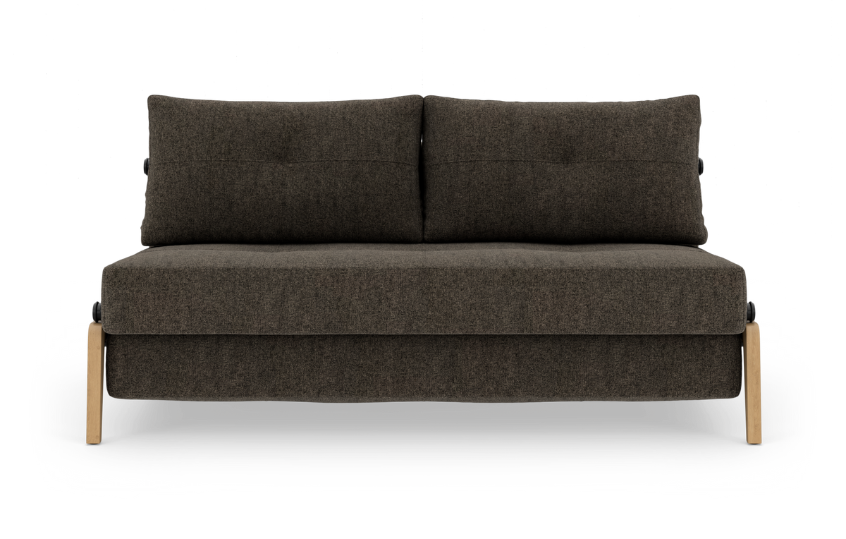 Tosæders sofa i mørkebrunt stof med lyse træben set forfra, fritlagt mod hvid baggrund.