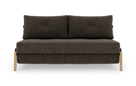 Tosæders sofa i mørkebrunt stof med lyse træben set forfra, fritlagt mod hvid baggrund.