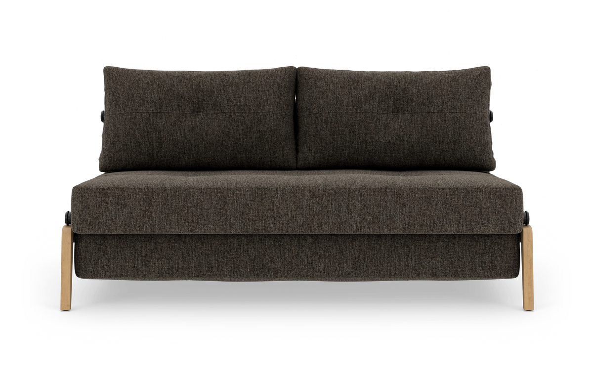 Mørkegrå 2-personers stofsofa med lyse træben set forfra, frilagt mod hvid baggrund.
