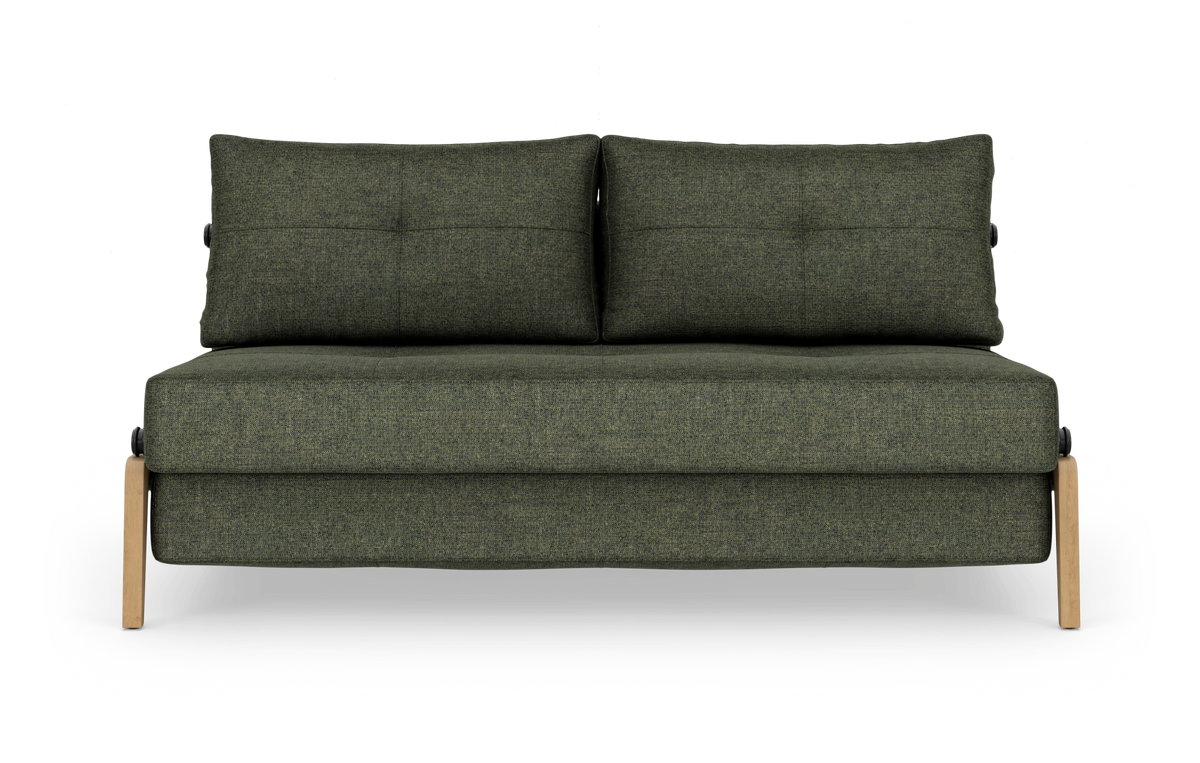 Grøn stofsofa med lyse træben, frontvisning mod hvid baggrund.