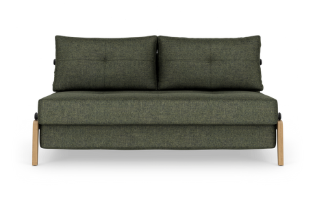 Grøn stofsofa med lyse træben, frontvisning mod hvid baggrund.