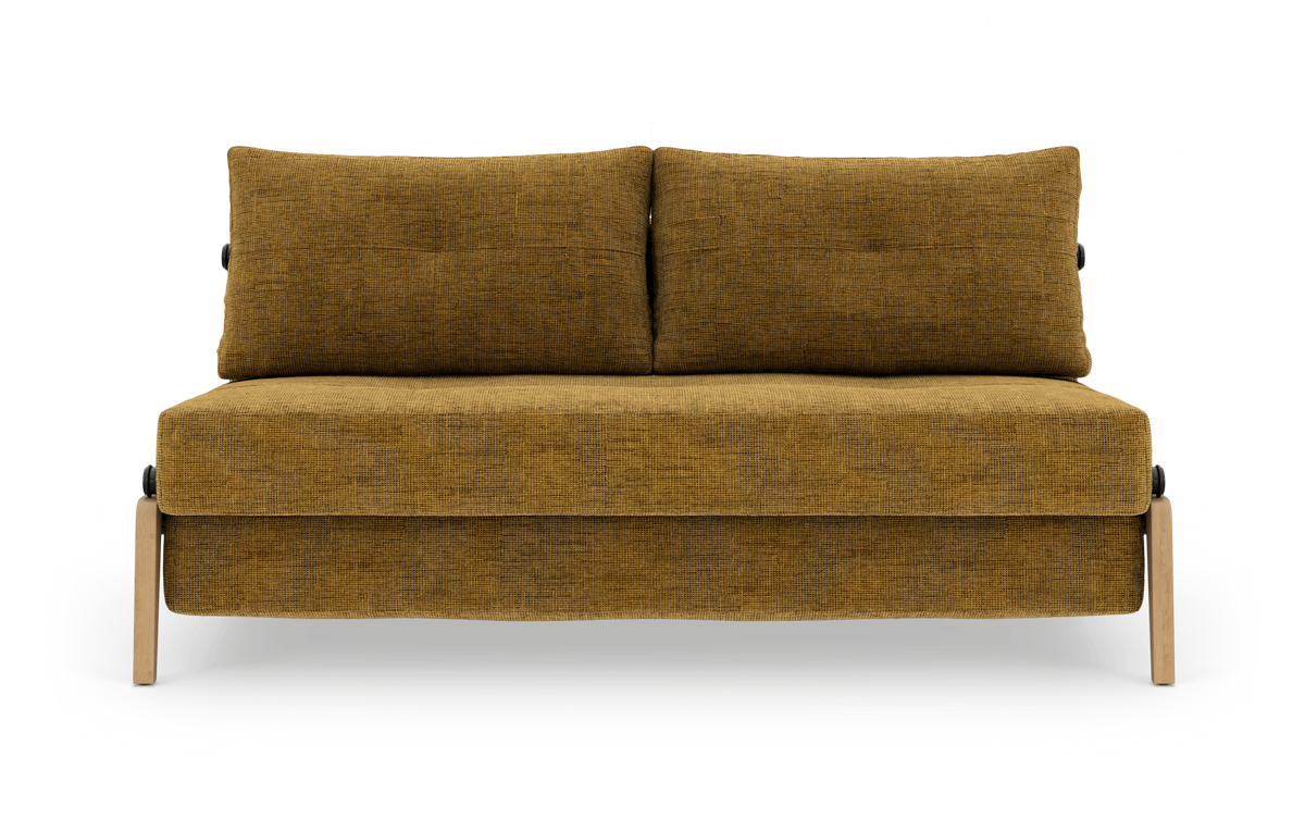 Fritstående 2-personers sofa i sennepsgul tekstil med to ryghynder og lyse træben, set forfra på hvid baggrund.