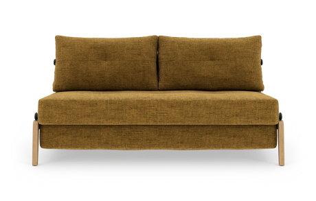 Fritstående 2-personers sofa i sennepsgul tekstil med to ryghynder og lyse træben, set forfra på hvid baggrund.