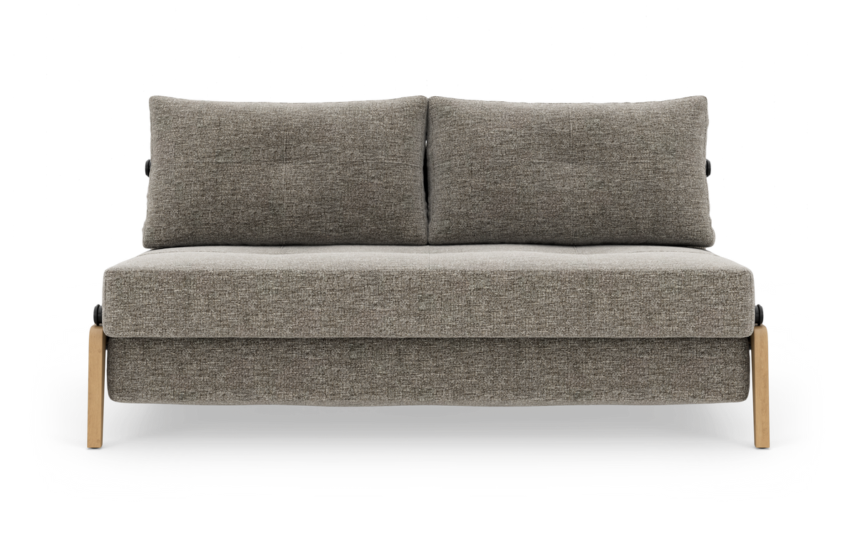 Fritstående 2-personers sofa i gråmeleret stof med lyse træben, frontvisning på hvid baggrund.