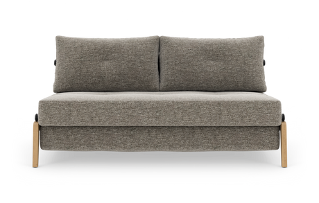 Fritstående 2-personers sofa i gråmeleret stof med lyse træben, frontvisning på hvid baggrund.