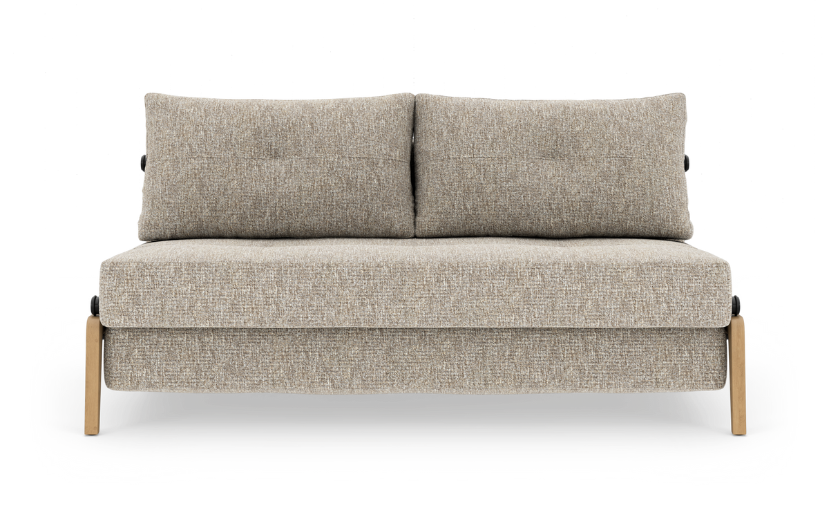 Beige 2-personers sofa med to rygpuder og lyse træben, frilagt produktbillede set forfra.