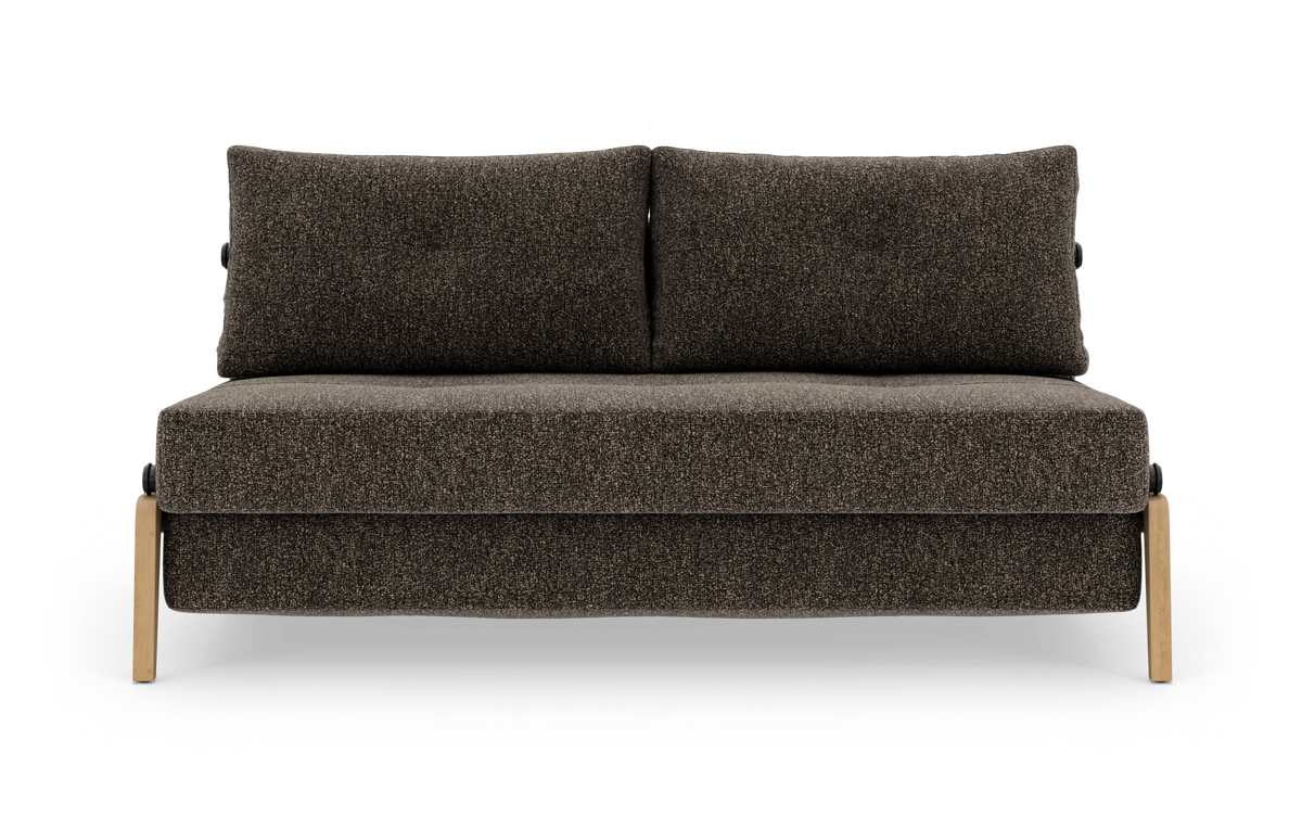 Mørkebrun 2-personers sofa med to store ryghynder og lyse træben, frilagt på hvid baggrund.