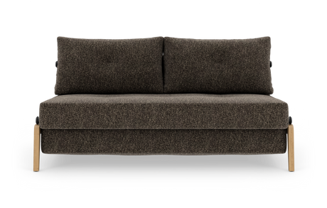 Mørkebrun 2-personers sofa med to store ryghynder og lyse træben, frilagt på hvid baggrund.