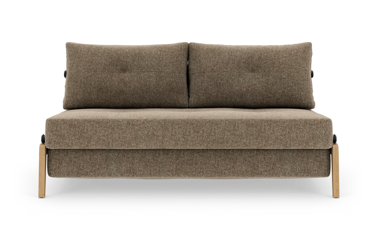 Brun 2-personers sofa i stof med to ryghynder og lyse træben, fritlagt på hvid baggrund.