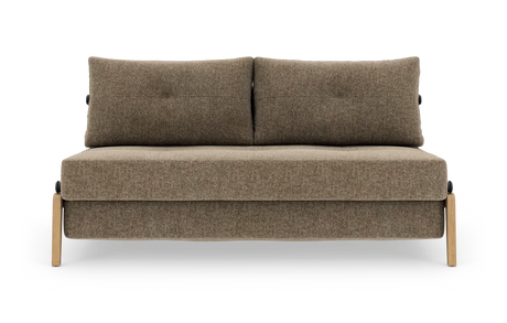 Brun 2-personers sofa i stof med to ryghynder og lyse træben, fritlagt på hvid baggrund.