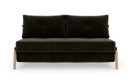 Mørkegrøn tosædet sofa med to ryghynder og lyse træben, fotograferet forfra på hvid baggrund.