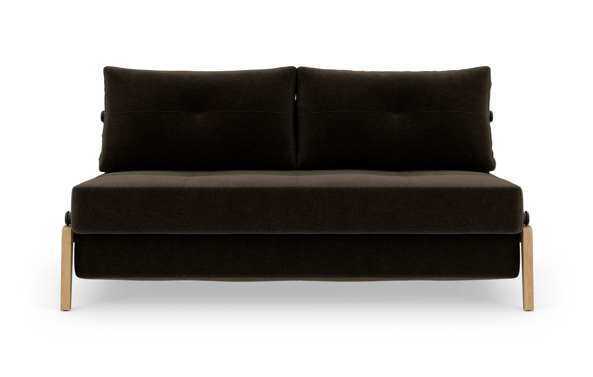 Mørkebrun 2-personers sofa med træben, fritlagt frontvisning på hvid baggrund.
