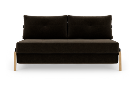 Mørkebrun 2-personers sofa med træben, fritlagt frontvisning på hvid baggrund.