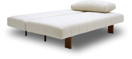 Beige polstret daybed med bolsterpude og træben, frilagt på hvid baggrund.
