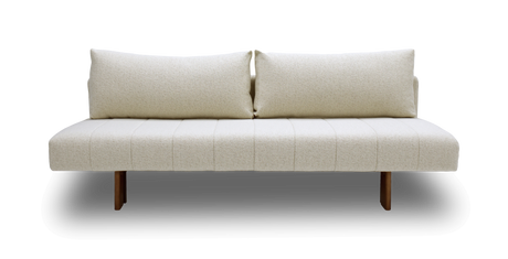 Beige 2-pers. sofa med to store rygpuder og træben, frilagt mod hvid baggrund.