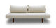 Beige 2-pers. sofa med to store rygpuder og træben, frilagt mod hvid baggrund.