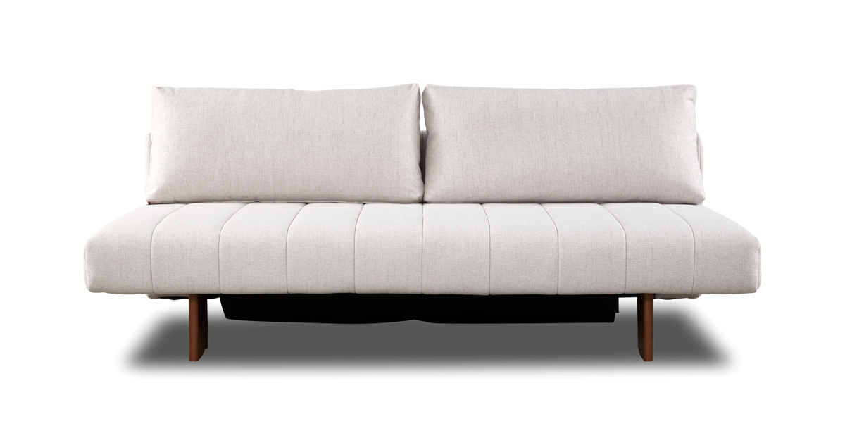 Beige to-personers sofa med to ryghynder, lodret kanalquiltet sæde og træben, set forfra.