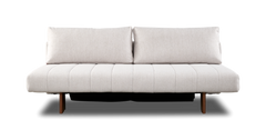Beige to-personers sofa med to ryghynder, lodret kanalquiltet sæde og træben, set forfra.