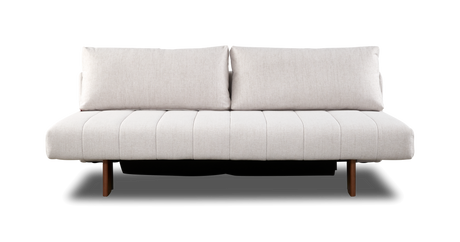 Beige to-personers sofa med to ryghynder, lodret kanalquiltet sæde og træben, set forfra.