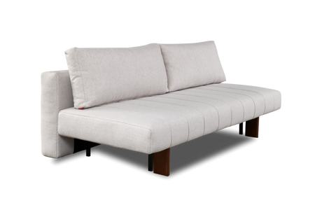 Lysegrå moderne sofa med to ryghynder og træben, frilagt produktbillede i skrå frontvinkel.