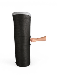 Stor sort cylindrisk stofpotte/dyrkningspose med grå kant og bærehåndtag, holdes i siden af en hånd, frilagt på hvid baggrund.