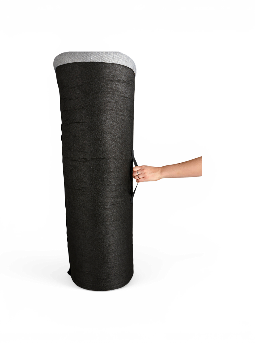 Stor sort cylindrisk stofkurv med sidehåndtag, holdt af en hånd.