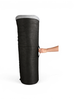 Stor sort cylindrisk stofkurv med sidehåndtag, holdt af en hånd.