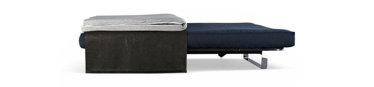 Sovesofa i sideview med mørkeblå madras, grå topmadras og kromben på sort baggrund.